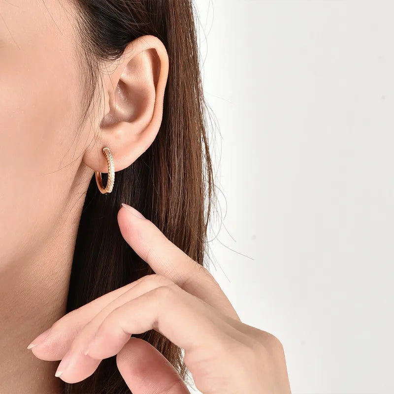 Boucles d’oreilles créoles dorées fines pour femme en plaqué or, ornées de deux rangées de strass scintillants type zircon. Bijou chic et minimaliste au design sobre et lumineux, parfait pour un style élégant et raffiné au quotidien