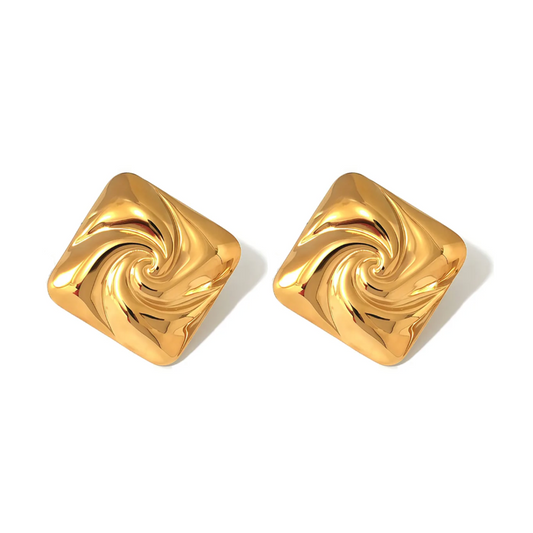 Paire de boucles d’oreilles dorées carrées en acier inoxydable, au design spiralé brillant et à l’effet miroir, parfaites pour un look chic et contemporain.