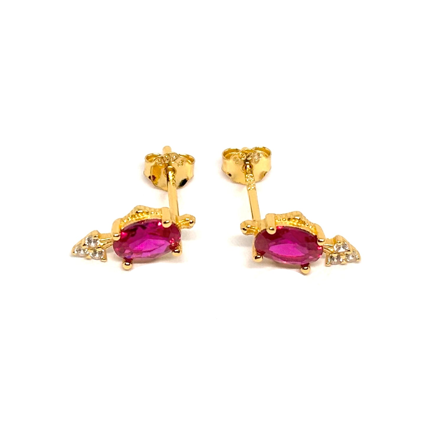 Boucles d’oreilles pour femme en argent 925 doré à l’or 18k, ornées de zircons ovales couleur rubis. Bijoux au style rétro et raffiné, combinant éclat du rubis et brillance dorée, parfaits pour un look élégant et intemporel.
