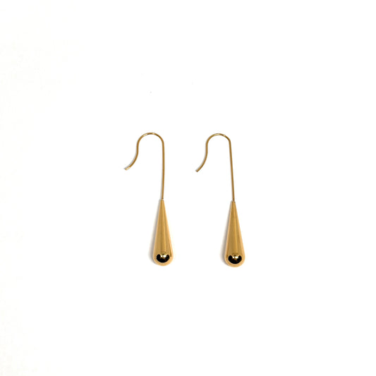 Boucles d’oreilles pendantes dorées en acier inoxydable, forme goutte fine et allongée. Bijou femme minimaliste et moderne, léger, chic et résistant à l’eau. Idéal pour un style raffiné du quotidien ou une soirée élégante