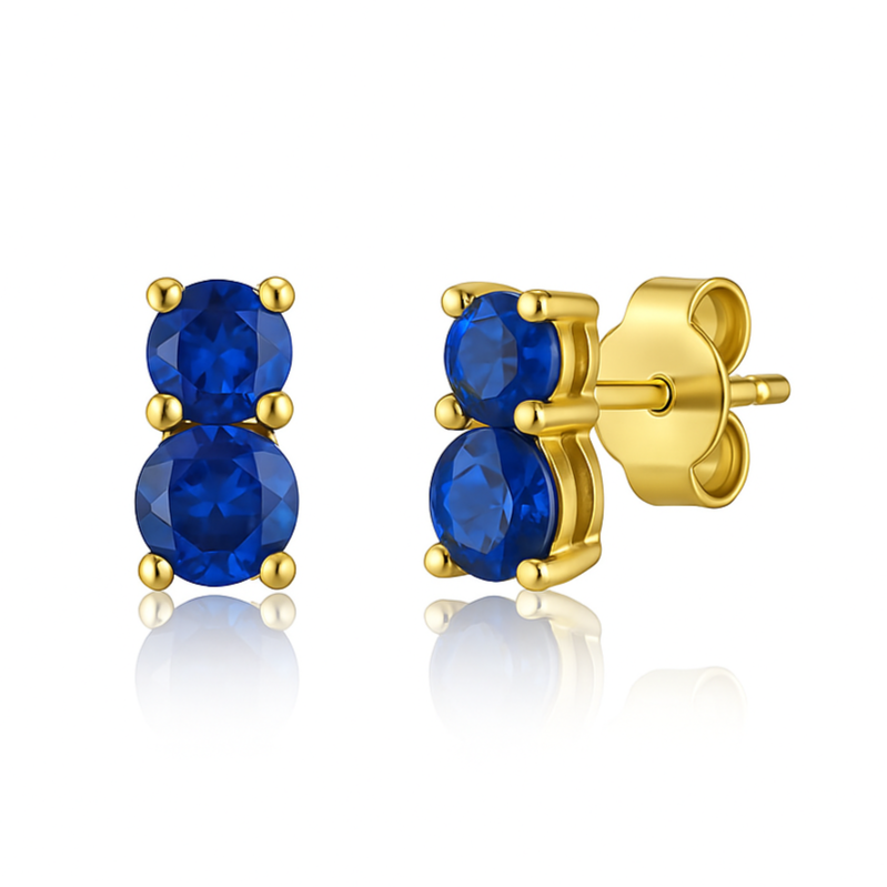 Ajoutez une touche de luxe et de couleur à votre look avec ces boucles d'oreilles clous en argent 925 doré à l'or fin, ornées de deux zircons bleu saphir éclatants. Leur design sophistiqué et moderne, mettant en valeur les zircons bleu saphir, offre un contraste parfait entre la chaleur de l'or fin et la luminosité des pierres. Ces boucles d'oreilles sont idéales pour apporter un éclat subtil et un raffinement à votre style, que ce soit pour des occasions spéciales ou au quotidien.