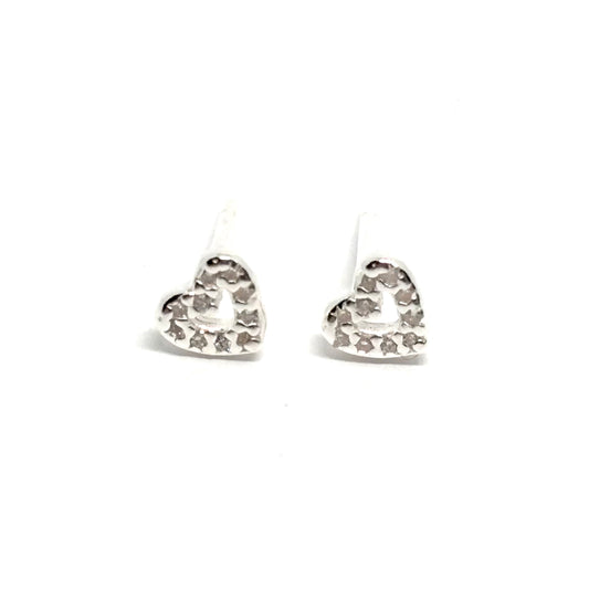 Boucles d’oreilles puces cœur en argent fin 999 serties de zircons brillants. Bijou romantique et lumineux pour femme, élégant, hypoallergénique et durable.