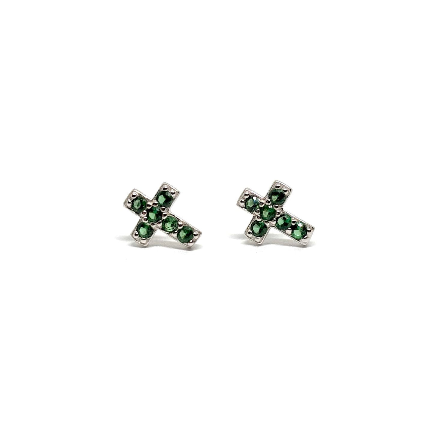 Boucles d’oreilles puces croix en argent 925 serties de zircons verts brillants. Bijou symbolique et moderne pour femme, raffiné, hypoallergénique et résistant à l’oxydation.