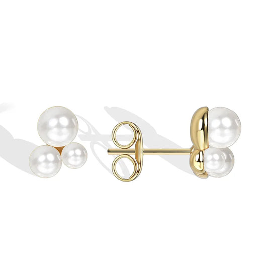 Boucles d’oreilles puces dorées pour femme en plaqué or, ornées de trois perles blanches disposées en grappe minimaliste. Bijou délicat et lumineux au style chic et féminin, parfait pour un look minimaliste ou une accumulation raffinée.