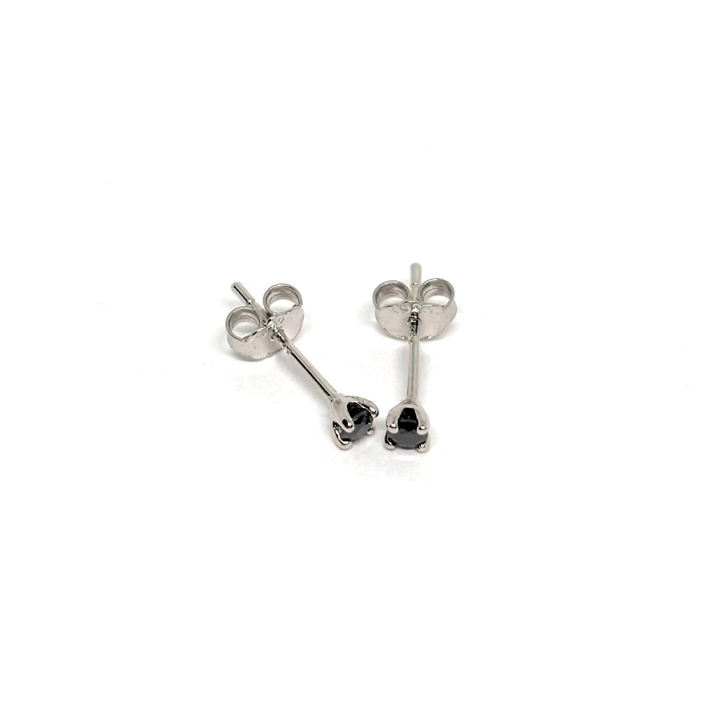 Boucles d’oreilles puces en argent 925 serties de pierres noires facettées. Bijou minimaliste et intemporel, mixte, hypoallergénique et résistant au ternissement.
