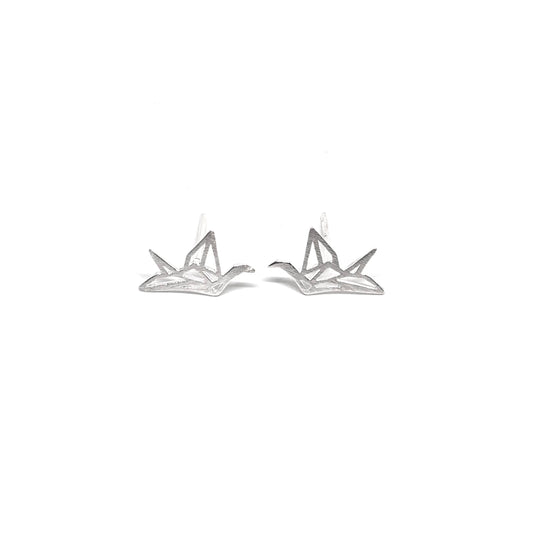 Boucles d’oreilles puces en argent 925 représentant de petits cygnes en origami. Bijou poétique, raffiné et symbolique, inspiré de la paix et de la grâce.