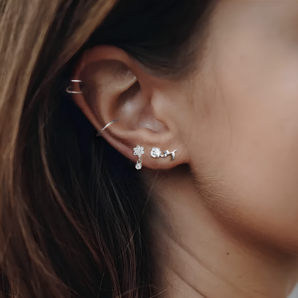 Apportez une touche de douceur et de simplicité à votre look avec ces boucles d'oreilles clous en argent fin 999, ornées de petits cœurs creux. Le design délicat des cœurs creux en argent confère un aspect léger et élégant, parfait pour illuminer votre style au quotidien. L'argent fin 999 garantit une brillance pure et intemporelle qui résiste à l'usure du temps.