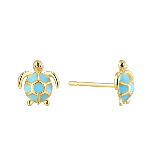 Boucles d’oreilles puces dorées pour femme en plaqué or, en forme de tortue avec carapace en émail bleu turquoise. Bijou estival et fantaisie au style marin et délicat, léger et symbolique, parfait pour un look d’été frais et lumineux.