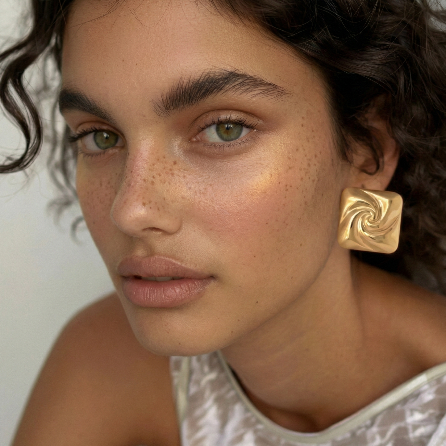 Boucles d’oreilles dorées en acier inoxydable carrées à effet miroir spiralé