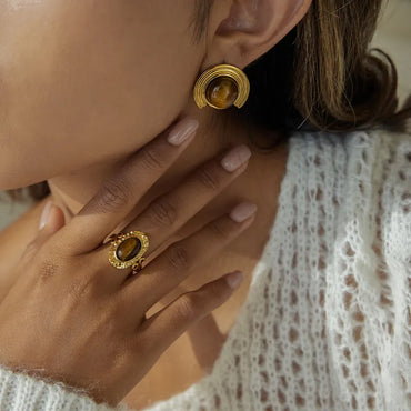 Boucles d’oreilles rondes couleur or en acier inoxydable avec pierre œil-de-tigre.