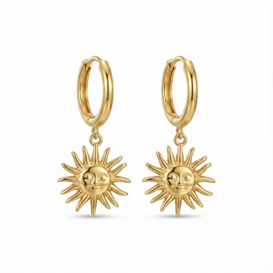 Boucles d'oreilles anneaux avec breloque (charms) soleil, bijou porte-bonheur symbolique en acier inoxydable doré.