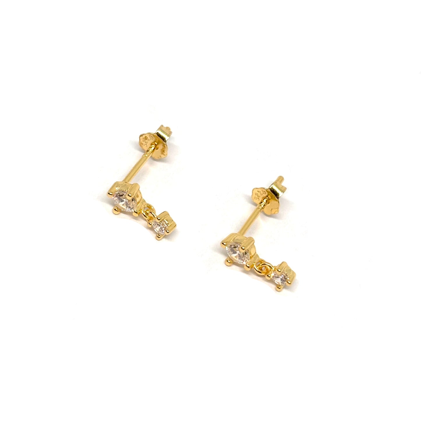 Boucles d’oreilles pendantes femme en argent 925 doré à l’or 18k, composées de quatre zircons étincelants dont un suspendu, pour un effet lumineux et raffiné. Bijou doré élégant, idéal pour sublimer une tenue de soirée ou ajouter une touche de brillance chic au quotidien. Légères, hypoallergéniques et durables, ces boucles d’oreilles en zircons dorés allient modernité et féminité avec un éclat intemporel. Cadeau parfait pour femme recherchant un bijou doré discret et glamour.