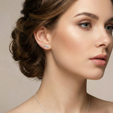 Boucles d'oreilles puces cœur lisse en argent fin 999 (pur), bijou minimaliste et hypoallergénique pour oreilles sensibles.