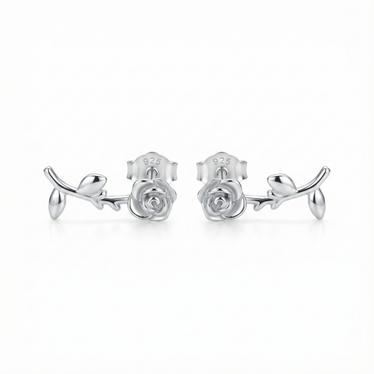 Boucles d'oreilles puces cœur lisse en argent fin 999 (pur), bijou minimaliste et hypoallergénique pour oreilles sensibles.