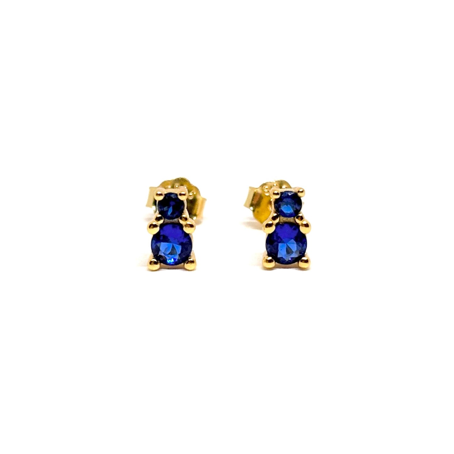 Boucles d’oreilles clous en argent 925 doré à l'or 18k, ornées de zircons bleu saphir éclatants. Bijou sophistiqué et moderne, parfait pour ajouter un éclat subtil et un raffinement à votre look. Ces puces avec zircons bleu saphir, idéales pour des occasions spéciales ou un usage quotidien, offrent une finition durable et brillante, tout en apportant une touche de luxe et de couleur à votre style. Discrètes mais élégantes, elles conservent leur brillance au fil du temps et sont parfaites pour un look chic e
