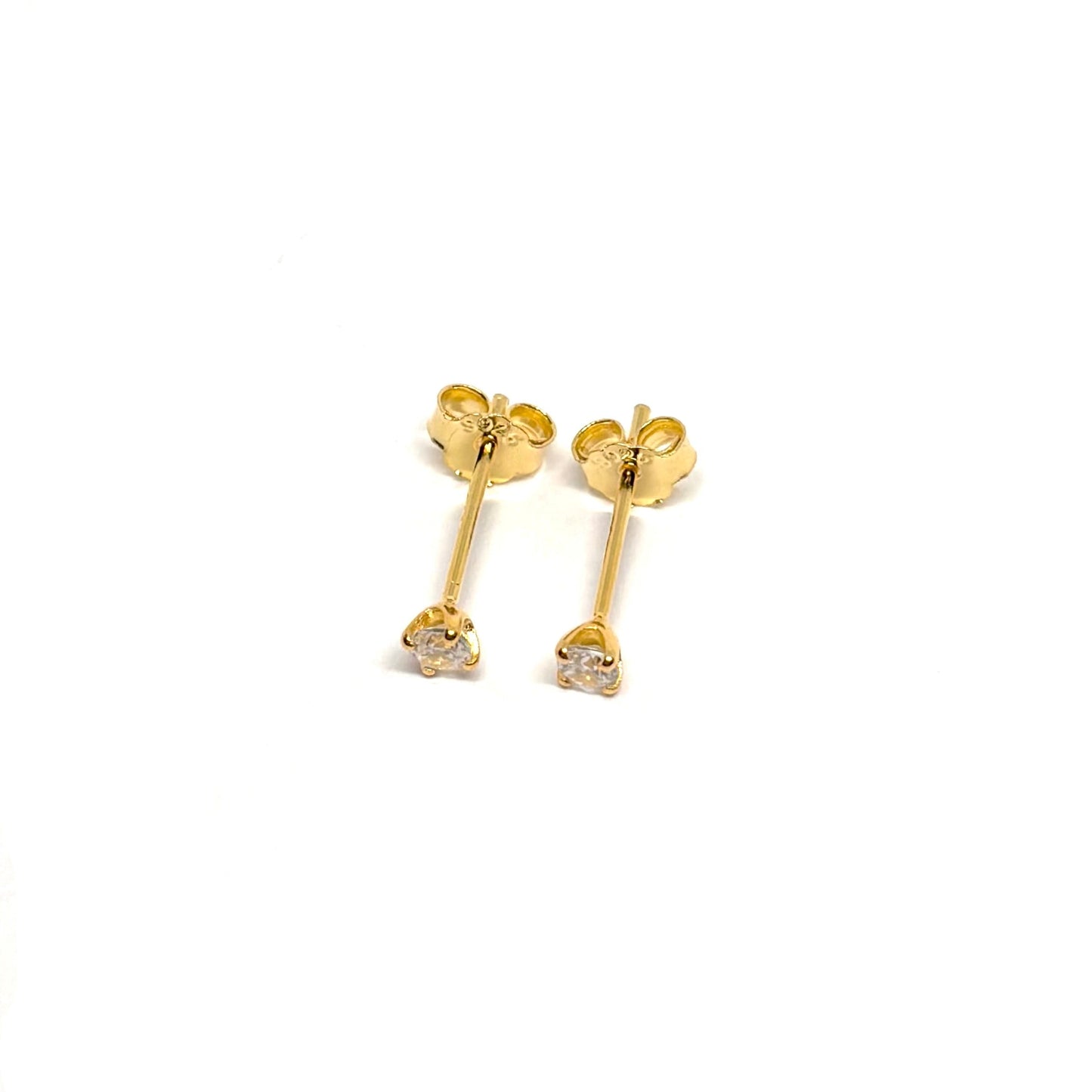 Boucles d’oreilles clous femme en argent sterling 925 doré à l’or fin, serties d’un zircon brillant pour un éclat discret et raffiné. Bijou doré minimaliste, idéal pour illuminer un look quotidien ou compléter une tenue élégante. Hypoallergéniques, résistantes à l’oxydation et confortables à porter, ces boucles d’oreilles en argent doré allient durabilité, brillance et élégance intemporelle. Parfaites comme cadeau lumineux pour femme aimant les bijoux dorés et épurés au style chic et sophistiqué.