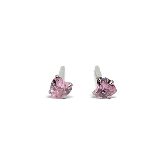 Boucles d’oreilles clous en argent sterling 925 ornées d’un zircon rose en forme de cœur de 3 mm, symbole d’amour et de féminité. Ces boucles délicates et raffinées offrent une brillance subtile et romantique, idéale pour compléter un look élégant au quotidien ou lors d’occasions spéciales. Fabriquées en argent sterling 925 de haute qualité, elles assurent durabilité et éclat durable. Légères et confortables, elles se portent toute la journée sans gêne. Un bijou intemporel et romantique, parfait à offrir ou