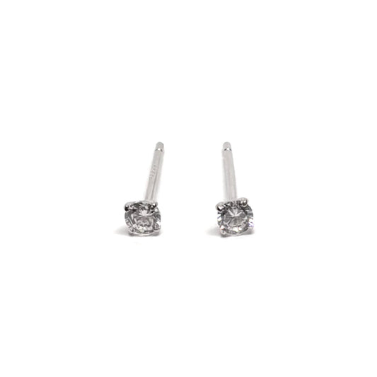 Boucles d'oreilles clous en argent sterling 925, ornées d'un zircon de 3 mm pour une brillance subtile mais captivante. Design élégant et intemporel, parfait pour le quotidien ou pour sublimer des occasions spéciales. L'argent sterling 925 assure durabilité et éclat, tandis que le zircon ajoute un éclat brillant. Légères, confortables et résistantes à l'oxydation, ces boucles d'oreilles raffinées apportent une touche de sophistication discrète à votre style. Idéales pour offrir ou s'offrir en cadeau.