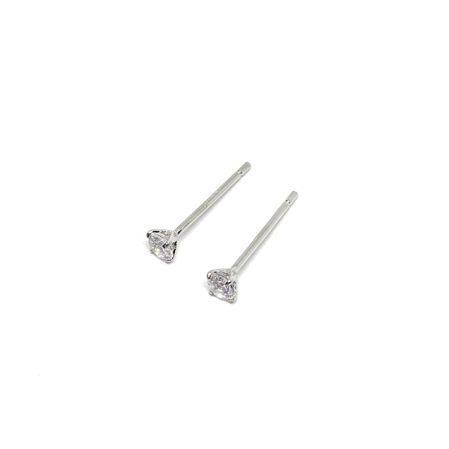 Boucles d'oreilles clous en argent sterling 925, ornées d'un zircon de 3 mm pour une brillance subtile mais captivante. Design élégant et intemporel, parfait pour le quotidien ou pour sublimer des occasions spéciales. L'argent sterling 925 assure durabilité et éclat, tandis que le zircon ajoute un éclat brillant. Légères, confortables et résistantes à l'oxydation, ces boucles d'oreilles raffinées apportent une touche de sophistication discrète à votre style. Idéales pour offrir ou s'offrir en cadeau.