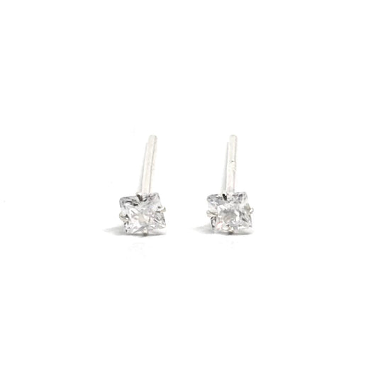 Boucles d'oreilles clous en argent sterling 925 ornées de zircons cubiques de 3 mm. Design minimaliste et raffiné, parfait pour un usage quotidien ou pour des occasions spéciales. Les zircons cubiques brillent d'une clarté éclatante, tandis que l'argent sterling 925 assure une durabilité exceptionnelle et une brillance durable. Légères et confortables, ces boucles apportent une touche de sophistication subtile et d'élégance intemporelle à votre look. Idéales pour compléter vos tenues quotidiennes ou pour un