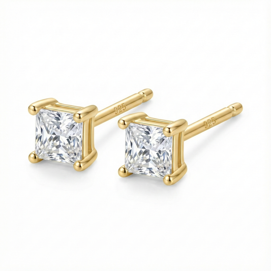Boucles d'oreilles clous forme carré 3 mm en argent 925 doré, serties d'un petit zircon discret et brillant.