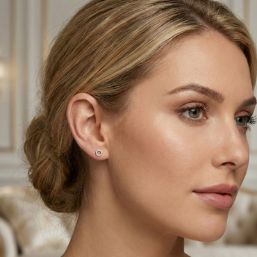 Boucles d'oreilles clous forme cercle en argent 925 doré à l'or fin, serties de petits zircons brillants.