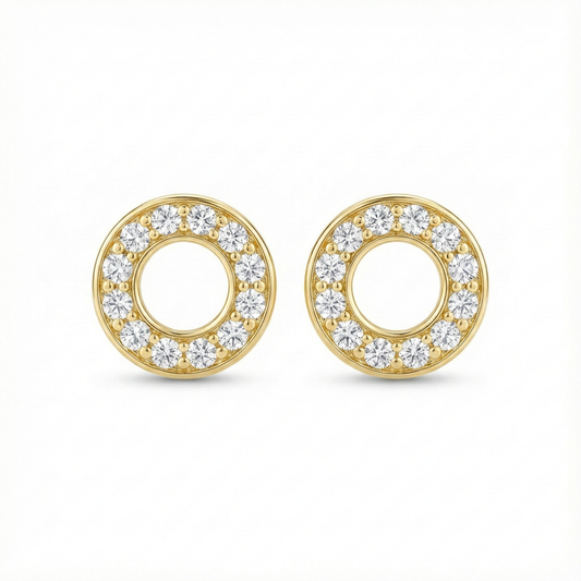 Boucles d'oreilles clous forme cercle en argent 925 doré à l'or fin, serties de petits zircons brillants.