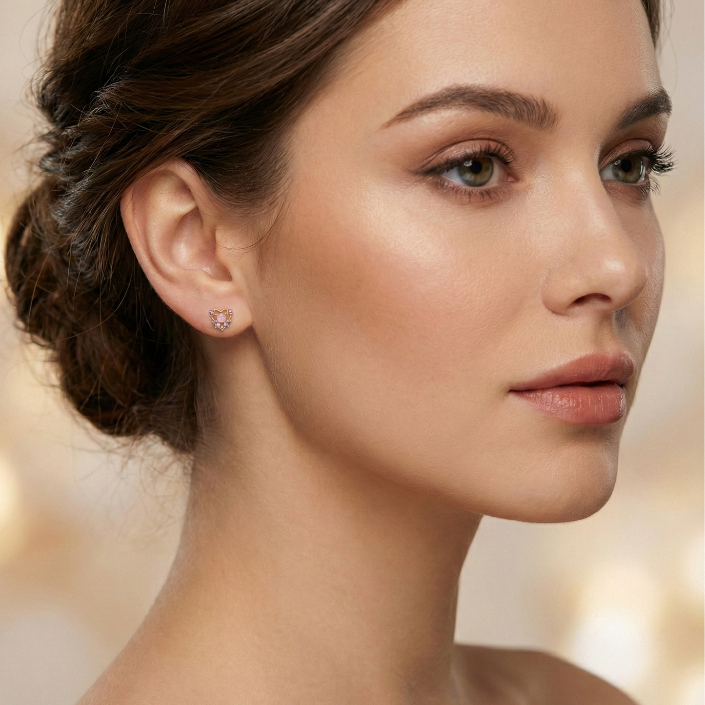 Boucles d'oreilles en forme de cœur en argent doré, serties d'une pierre rose centrale et de zircons, idée cadeau romantique.