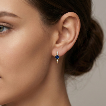 Boucles d’oreilles dorées or 18k rectangulaires avec pierre bleue facettée, ligne de zircons et émail blanc, design graphique élégant