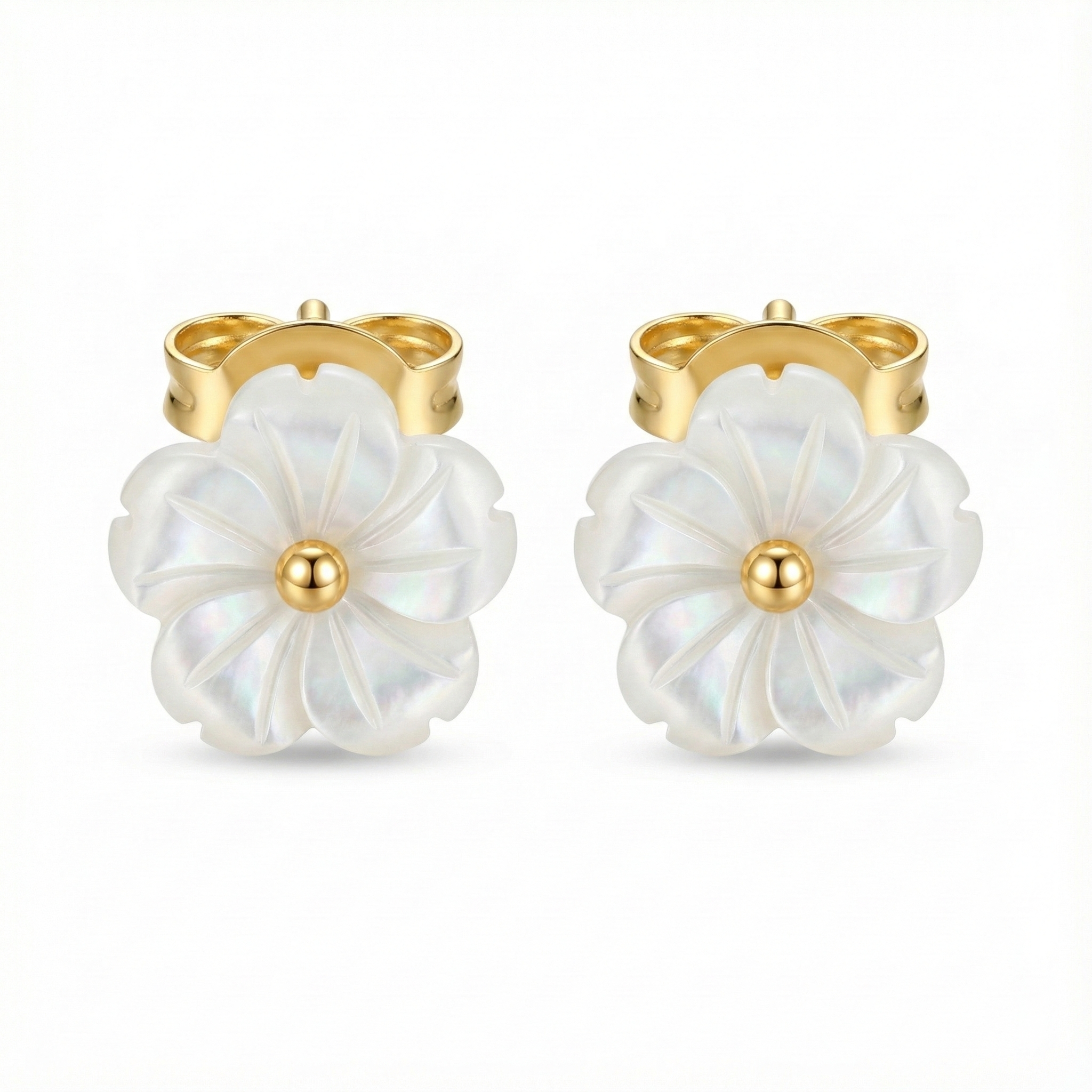 Boucles d'oreilles motif fleur blanche (style nacre) en acier inoxydable doré, bijou romantique idéal mariage ou printemps.