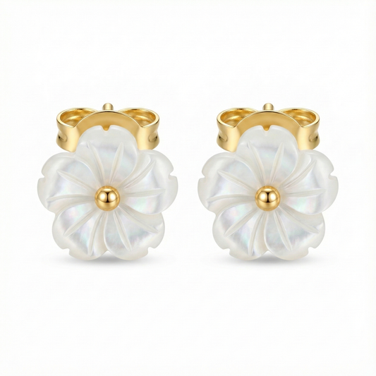 Boucles d'oreilles motif fleur blanche (style nacre) en acier inoxydable doré, bijou romantique idéal mariage ou printemps.