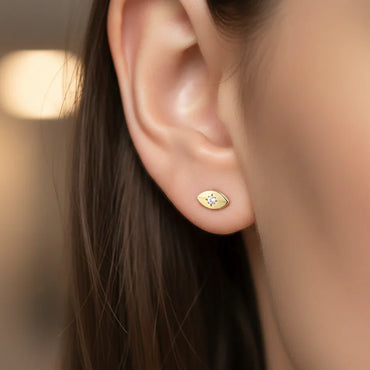 Boucles d’oreilles clous en argent 925 doré en forme d’œil serties d’une pierre blanche, bijou symbolique et élégant pour femme