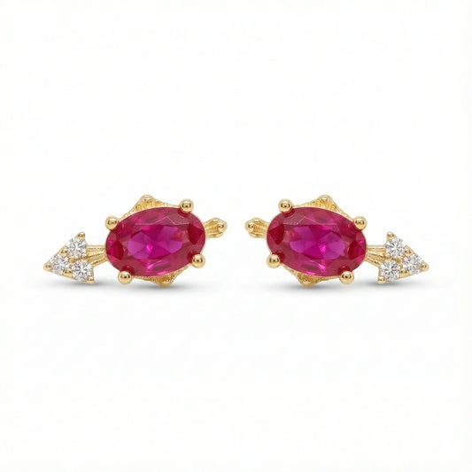 Paires de puces d'oreilles dorées serties d'une pierre centrale rouge (style rubis) taille ovale et d'un trio de petits zircons latéraux