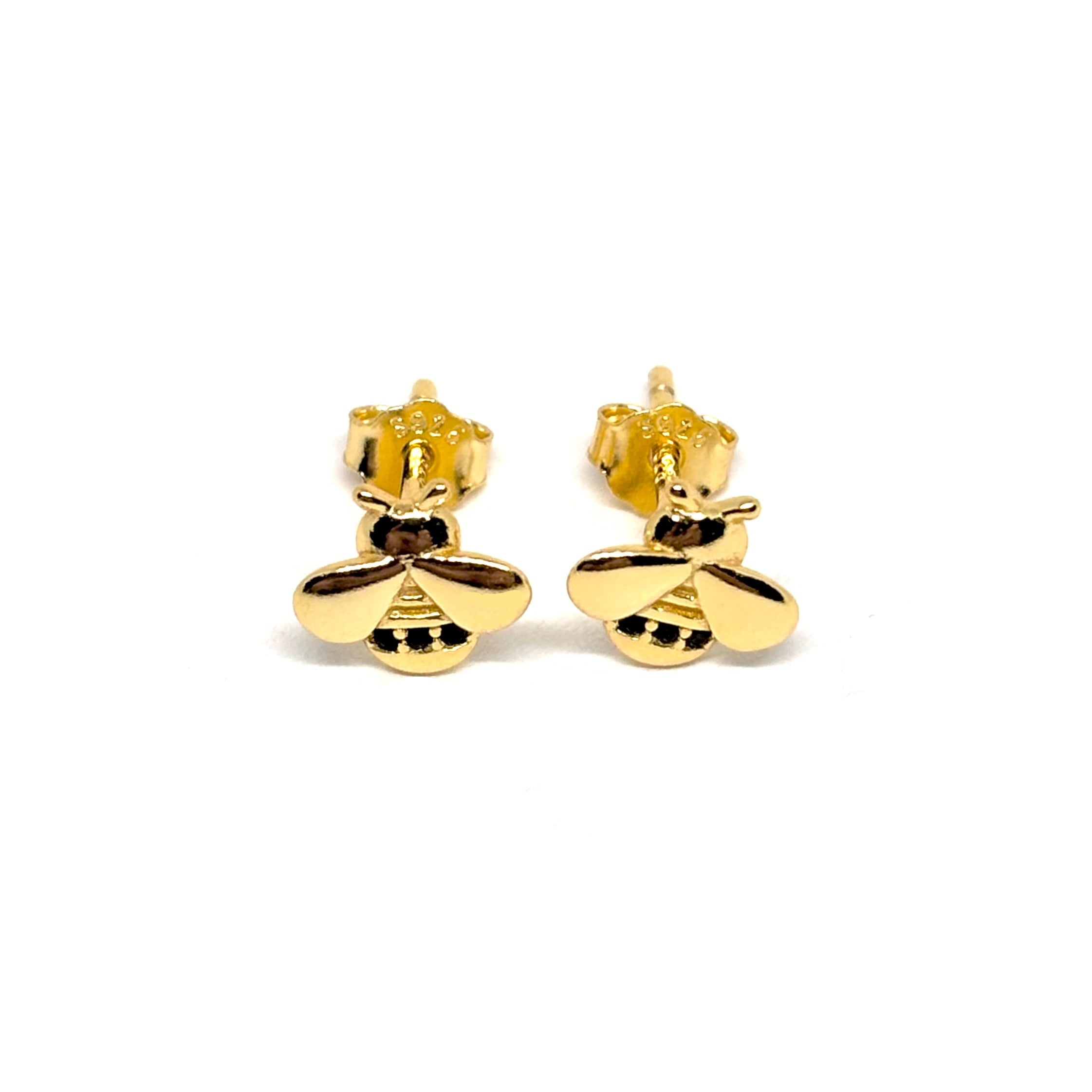 Boucles d'oreilles puces en argent 925 doré à l'or fin, ornées de petites abeilles délicatement décorées de 3 zircons noirs sur le dos. Chaque abeille mesure 0,7 x 0,75 cm, et son design raffiné apporte une brillance subtile et un contraste élégant. Ces boucles d'oreilles symbolisent la nature et l'industriosité tout en offrant un éclat raffiné et une durabilité exceptionnelle grâce à l'argent 925 doré à l'or fin. Parfaites pour le quotidien, un cadeau original ou des occasions spéciales, elles sont résista