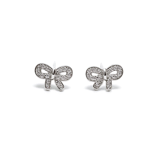 Boucles d’oreilles puces en argent sterling 925 ornées de petits flots élégants sertis de zircons scintillants. Ce design raffiné et fluide symbolise la légèreté et l’harmonie, parfait pour sublimer un look chic et moderne. Les zircons ajoutent une brillance subtile à ces boucles de 8 mm x 6 mm, idéales pour un usage quotidien comme pour des occasions spéciales. Conçues en argent sterling 925 de haute qualité, elles offrent une durabilité exceptionnelle et résistent à l’oxydation. Légères et confortables, e