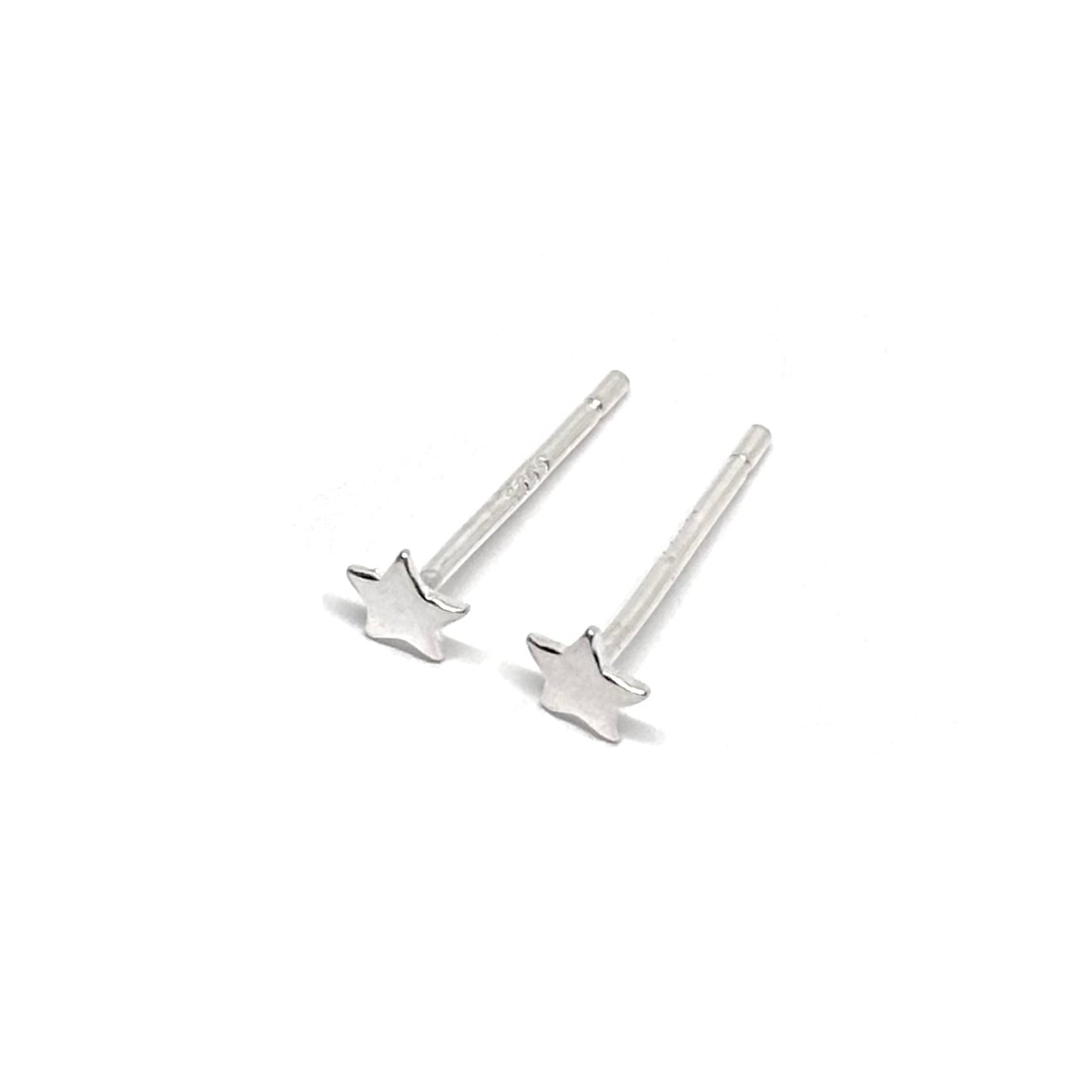 Boucles d’oreilles puces en argent 925 en forme de petites étoiles scintillantes, symboles de rêve et d’infini. Ces boucles délicates et modernes ajoutent une touche de lumière et d’élégance à votre look. Fabriquées en argent sterling 925 de haute qualité, elles offrent une brillance durable et résistent à l’oxydation. Légères et confortables, elles se portent aisément toute la journée, que ce soit pour le quotidien ou une occasion spéciale. Un bijou raffiné et intemporel, idéal à offrir ou à s’offrir pour