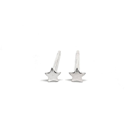 Boucles d’oreilles puces en argent 925 en forme de petites étoiles scintillantes, symboles de rêve et d’infini. Ces boucles délicates et modernes ajoutent une touche de lumière et d’élégance à votre look. Fabriquées en argent sterling 925 de haute qualité, elles offrent une brillance durable et résistent à l’oxydation. Légères et confortables, elles se portent aisément toute la journée, que ce soit pour le quotidien ou une occasion spéciale. Un bijou raffiné et intemporel, idéal à offrir ou à s’offrir pour