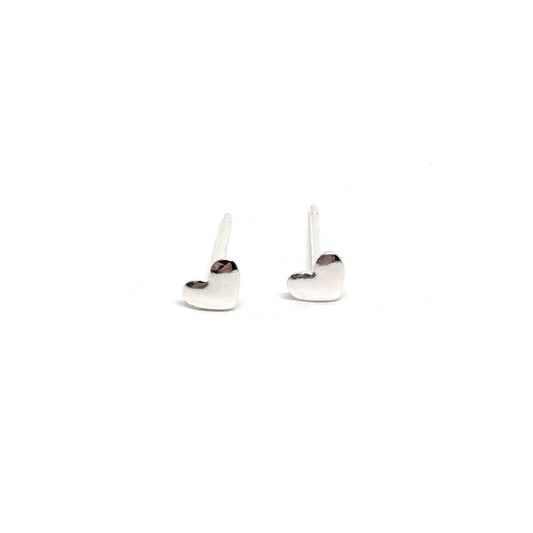 Boucles d’oreilles puces en argent 925 en forme de petits cœurs, symboles d’amour, de tendresse et de féminité. Ces boucles élégantes et discrètes ajoutent une touche romantique et raffinée à votre look. Conçues en argent 925 de haute qualité, elles offrent une brillance durable et résistent à l’oxydation. Légères et confortables, elles se portent facilement toute la journée, que ce soit pour un usage quotidien ou une occasion spéciale. Un bijou intemporel et romantique, parfait à offrir ou à s’offrir pour