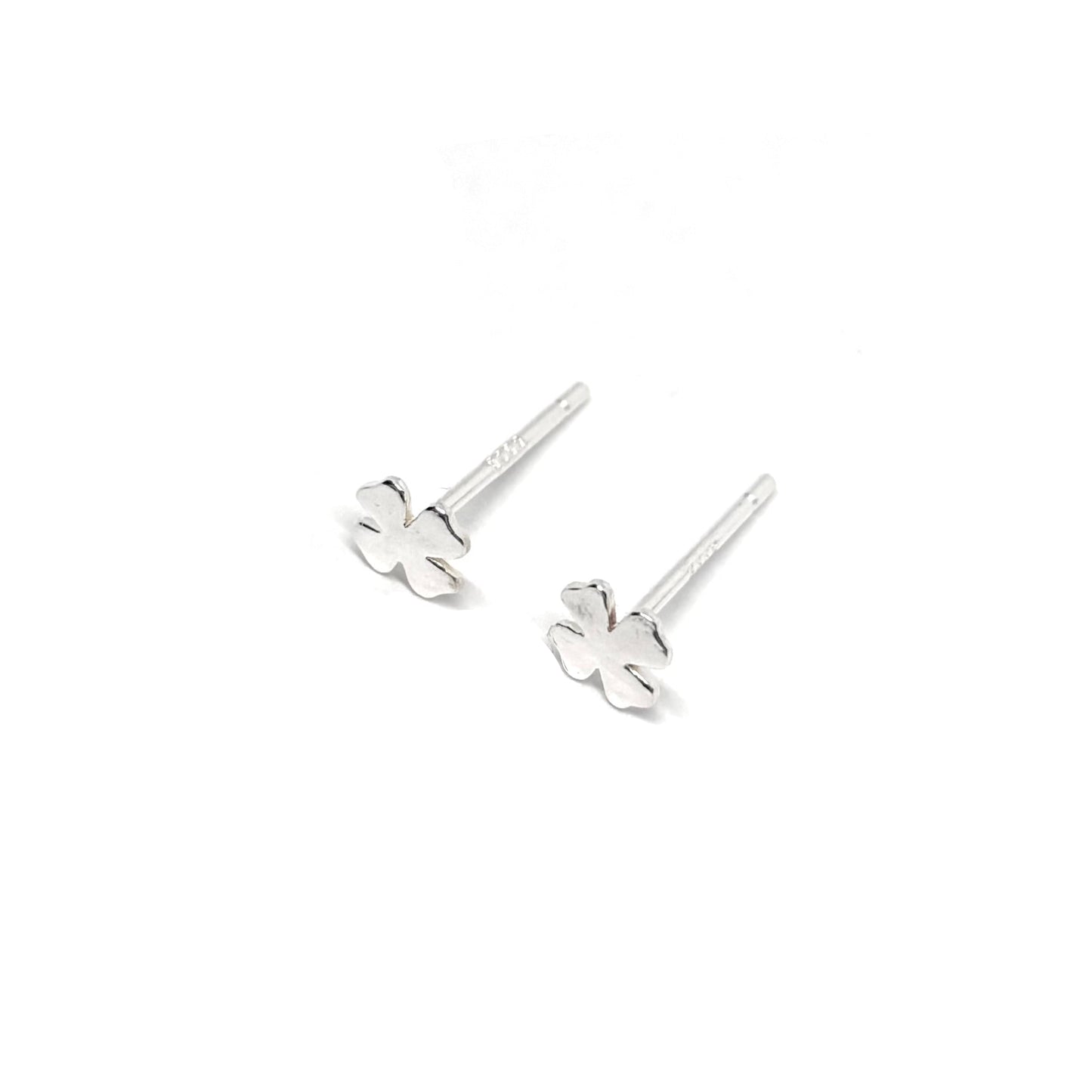 Boucles d'oreilles puces en argent 925 avec trèfle à quatre feuilles, symbole de chance et de prospérité. Ce design minimaliste et raffiné, de 0,8 cm, est idéal pour un look discret et élégant au quotidien ou pour apporter une touche symbolique à une occasion spéciale. L'argent 925 garantit une brillance durable et une excellente résistance à l'oxydation, assurant que ces boucles conserveront leur éclat au fil du temps. Un choix parfait pour ajouter de la chance et du raffinement à votre style.