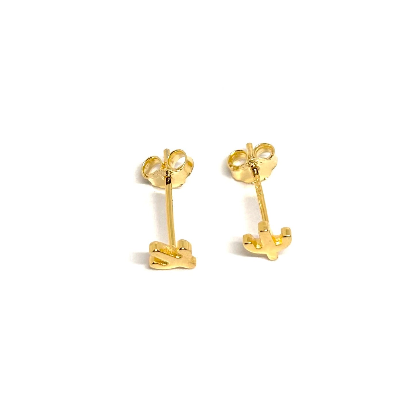 Boucles d’oreilles puces femme en argent 925 doré à l’or 18k en forme de petits cactus. Bijou fantaisie chic et bohème, inspiré de la nature et du désert, symbole de résilience et d’énergie positive. Design minimaliste et raffiné, parfait pour un look casual élégant ou une tenue estivale lumineuse. Légères, confortables et durables, ces boucles dorées apportent une touche solaire et naturelle à chaque style. Cadeau idéal pour femme aimant les bijoux dorés fins et symboliques.