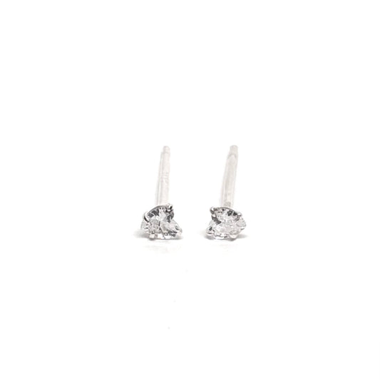 Boucles d’oreilles puces femme en argent sterling 925 ornées d’un zircon en forme de cœur de 3 mm. Bijou romantique et raffiné, symbole d’amour, de tendresse et de féminité. Accessoire délicat et intemporel, idéal pour un look élégant, un cadeau romantique ou une tenue de tous les jours. Argent massif hypoallergénique et durable, avec zircon scintillant pour une brillance longue durée. Parfait pour femme recherchant un bijou cœur fin, discret et lumineux.
