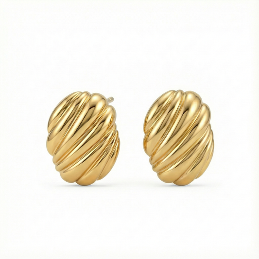 Boucles d'oreilles puces motif coquillage strié en acier inoxydable doré, l'accessoire indispensable tendance sirène (mermaidcore) pour l'été.