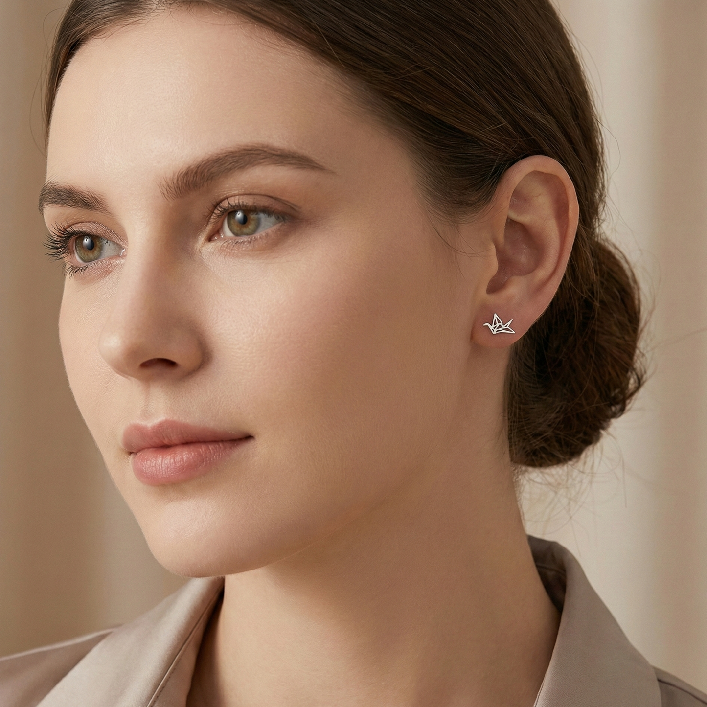 Boucles d'oreilles puces en forme de cygne style origami géométrique en argent 925, design moderne et original.