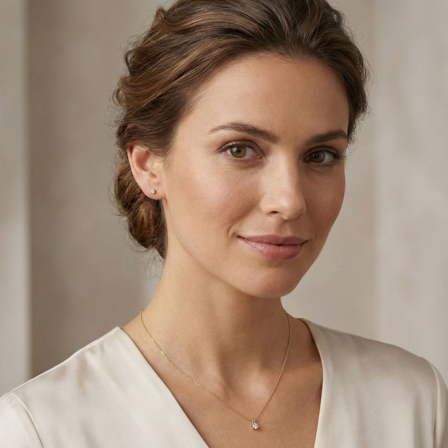 Boucles d'oreilles puces effet diamant solitaire : pierre zircon transparente brillante sur argent 925 doré à l'or fin.