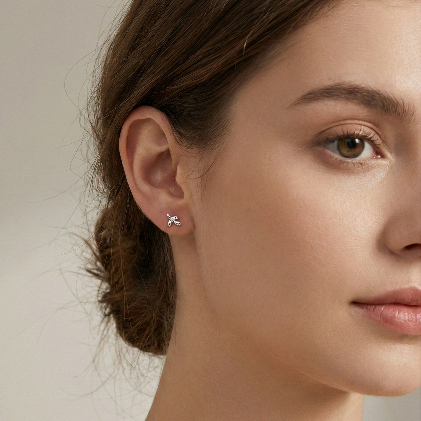 Boucles d'oreilles puces en forme de petite feuille en argent 925, design végétal et nature pour femme.