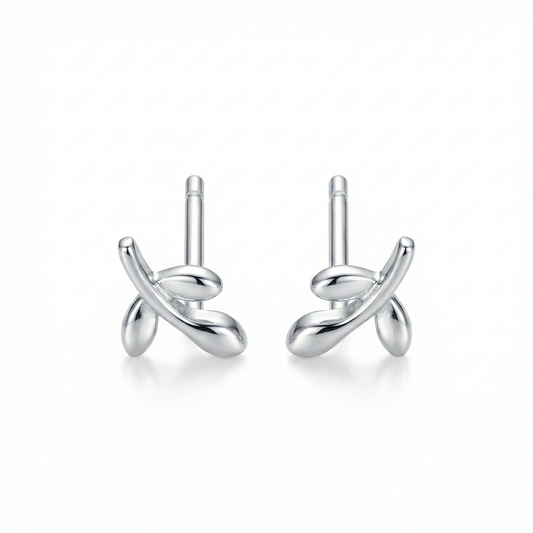 Boucles d'oreilles puces en forme de petite feuille en argent 925, design végétal et nature pour femme.