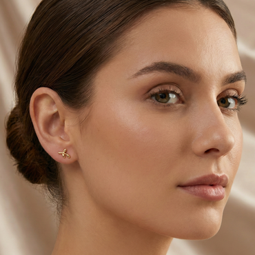 Puces d'oreilles dorées en forme de petite feuille, argent 925 recouvert d'or fin, bijou style nature et bohème.