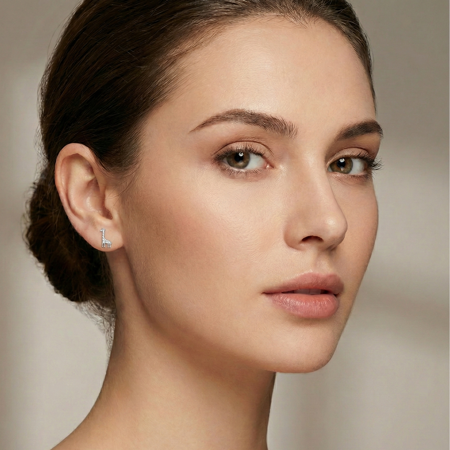 Boucles d'oreilles puces en forme de girafe en argent 925, bijou thème animaux de la savane mignon pour femme ou enfant.