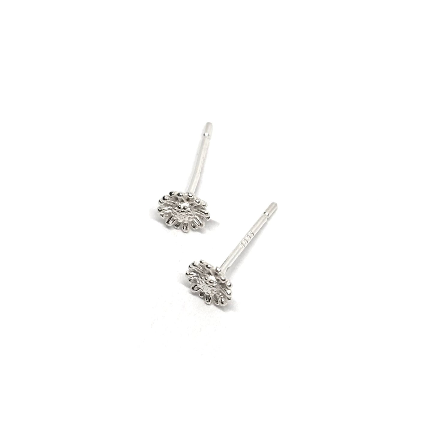 Boucles d’oreilles puces femme en argent 925 en forme de marguerites délicates, symboles de pureté, de fraîcheur et de renouveau. Bijou floral raffiné et lumineux, idéal pour un look naturel, bohème ou romantique. L’argent massif assure éclat et durabilité, parfait pour un port quotidien ou comme cadeau élégant et poétique.
