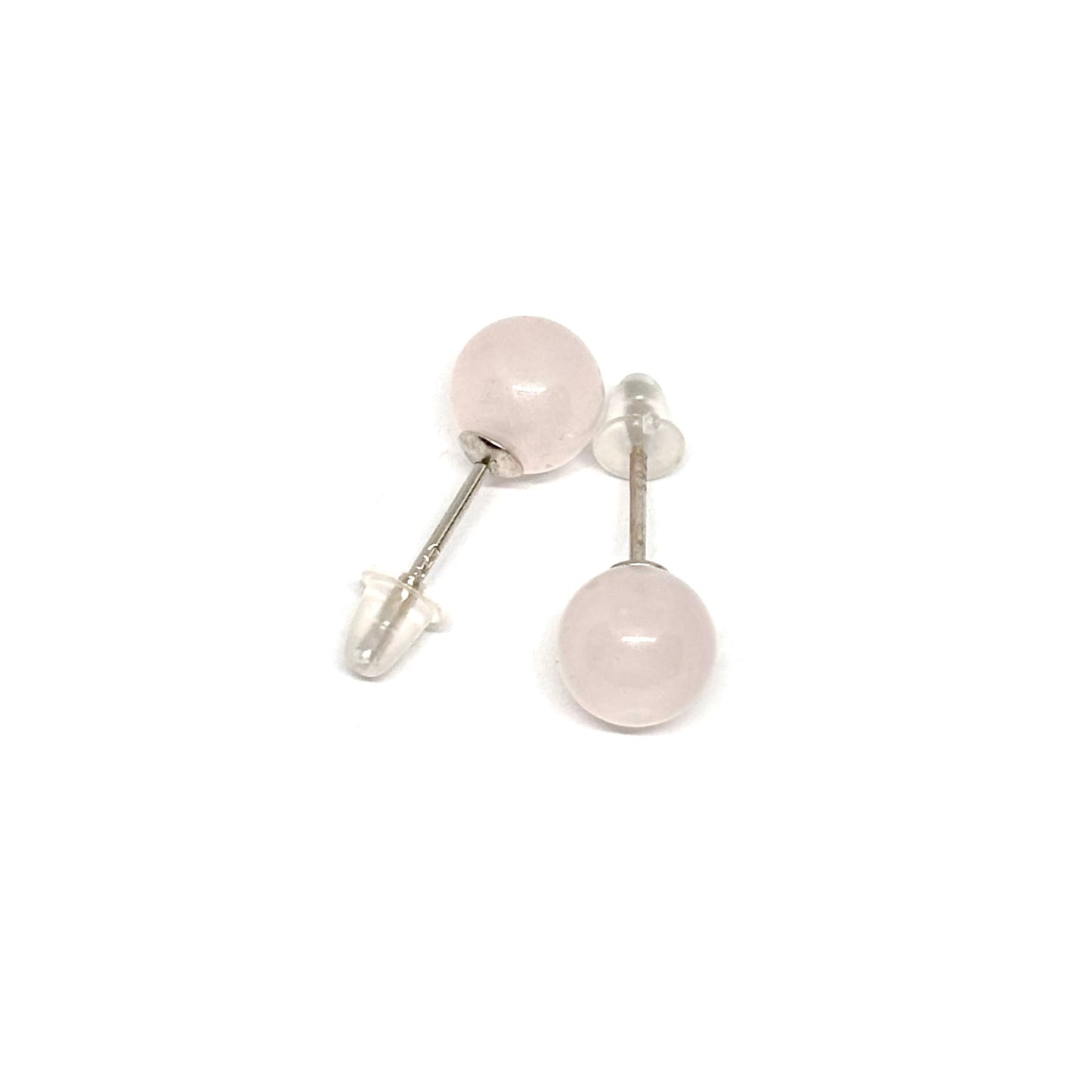 Boucles d’oreilles puces femme en argent 925 ornées de billes en quartz rose naturel de 6 mm. Bijou raffiné et minimaliste, symbole de douceur, d’amour et de féminité. Accessoire élégant et discret, idéal pour un look naturel, romantique ou professionnel. Argent massif brillant et hypoallergénique pour un port quotidien durable et confortable. Cadeau parfait pour femme aimant les pierres naturelles et les bijoux fins et intemporels.